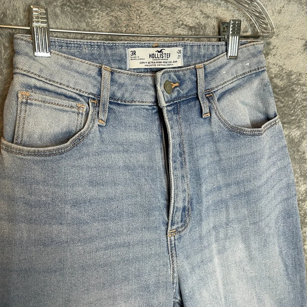 Hollister Women 90s Loose Curvy Ultra High Rise Dad Light Wash Denim Jean 3